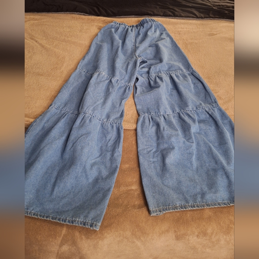 Blue Wide-Leg Denim Pants. Bundle 3+ items & save 25% automatically! 🛍️